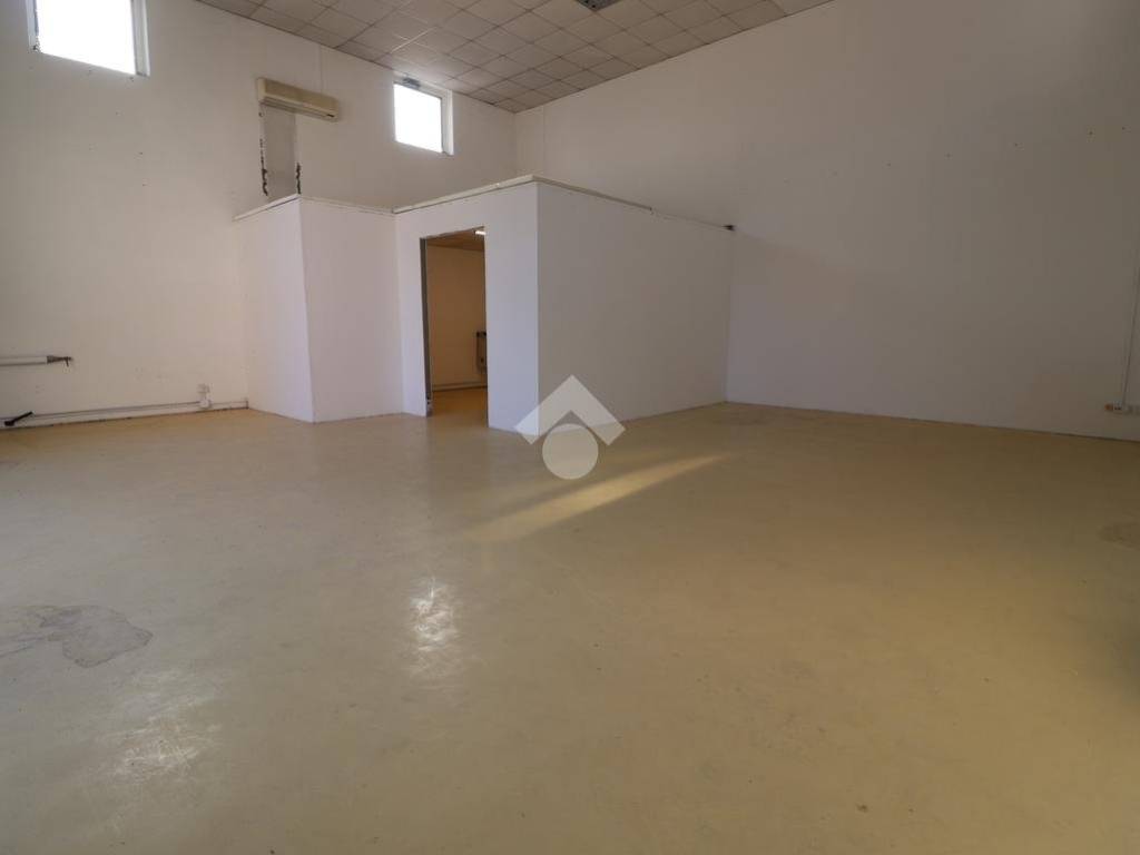 locale commerciale in affitto a Porto Mantovano in zona Sant'Antonio