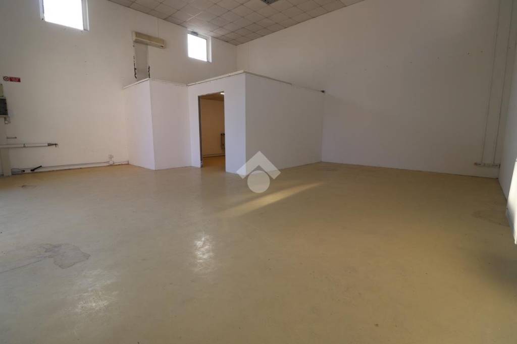 locale commerciale in affitto a Porto Mantovano in zona Sant'Antonio