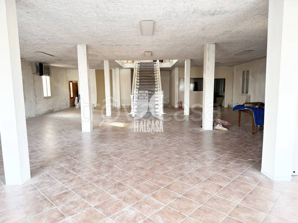 negozio in affitto a Porto Mantovano in zona Bancole