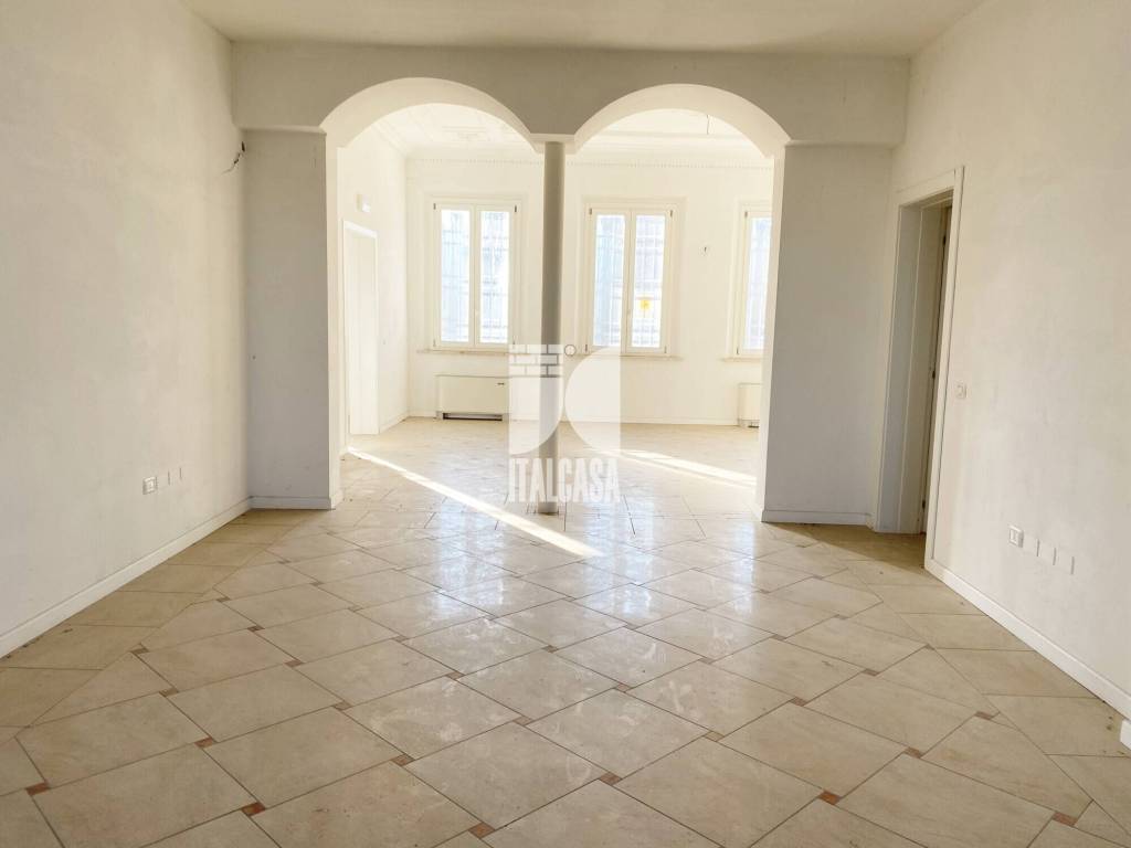 negozio in affitto a Porto Mantovano in zona Sant'Antonio