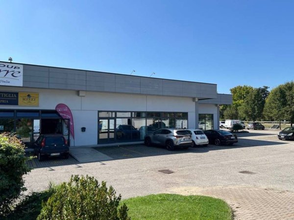 negozio in affitto a Porto Mantovano in zona Bancole