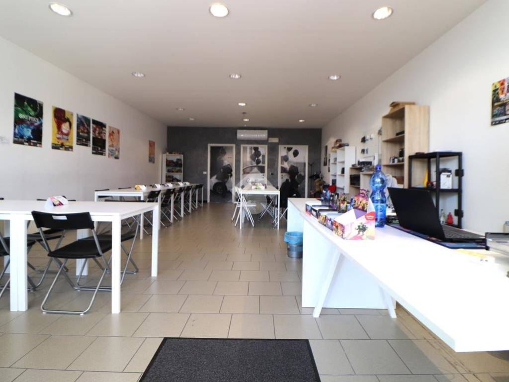 negozio in affitto a Porto Mantovano in zona Sant'Antonio
