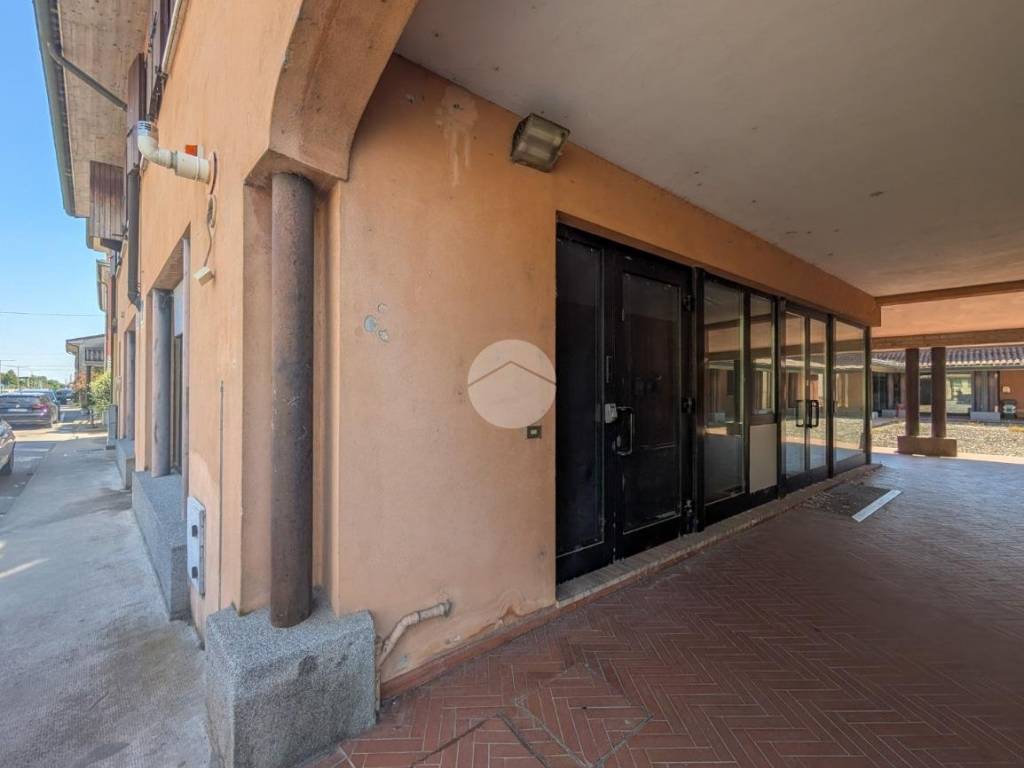negozio in affitto a Porto Mantovano in zona Sant'Antonio