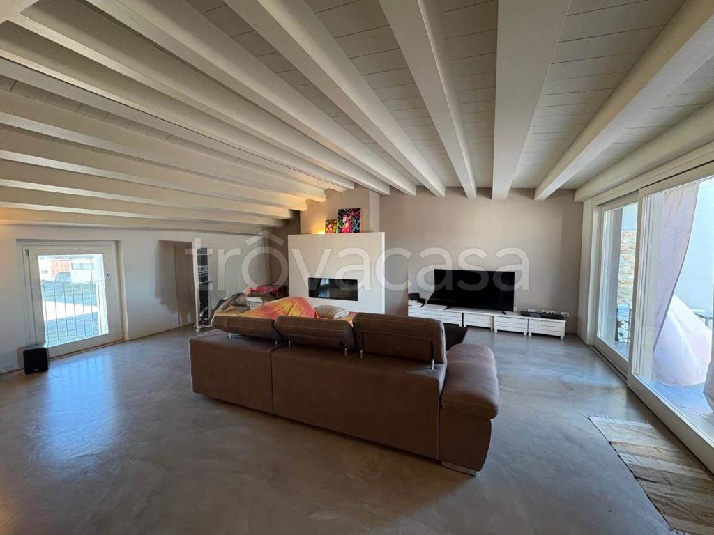 appartamento in affitto a Roverbella