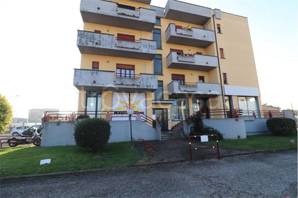 negozio in affitto a Borgo Virgilio in zona Virgilio