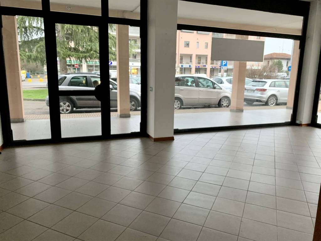 negozio in affitto a Borgo Virgilio in zona Virgilio