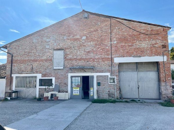 locale commerciale in affitto a Borgo Virgilio in zona Romanore