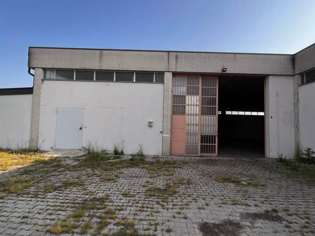 negozio in affitto a Borgo Virgilio in zona Virgilio