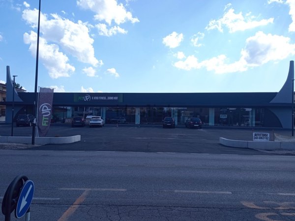 negozio in affitto a Borgo Virgilio in zona Virgilio