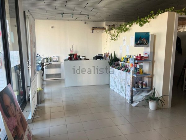locale commerciale in affitto a Borgo Virgilio in zona Virgilio