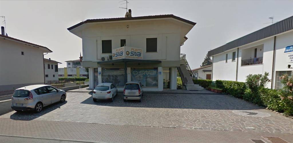 negozio in affitto a Borgo Virgilio in zona Virgilio