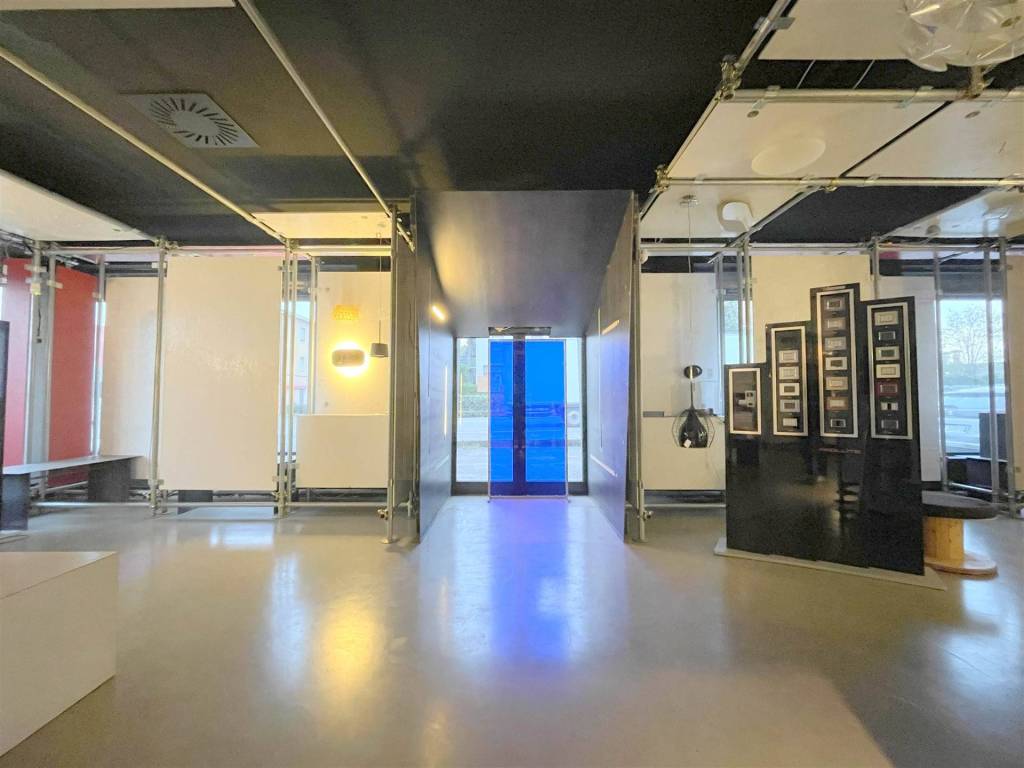 negozio in affitto a Borgo Virgilio in zona Virgilio