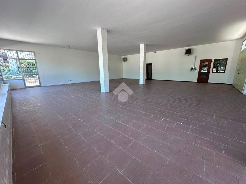 negozio in affitto a Borgo Virgilio in zona Virgilio