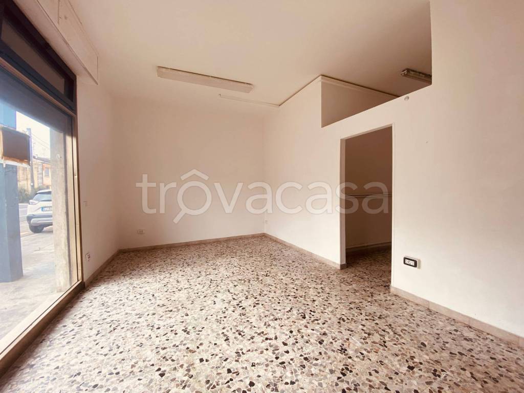 negozio in affitto a Borgo Mantovano in zona Villa Poma