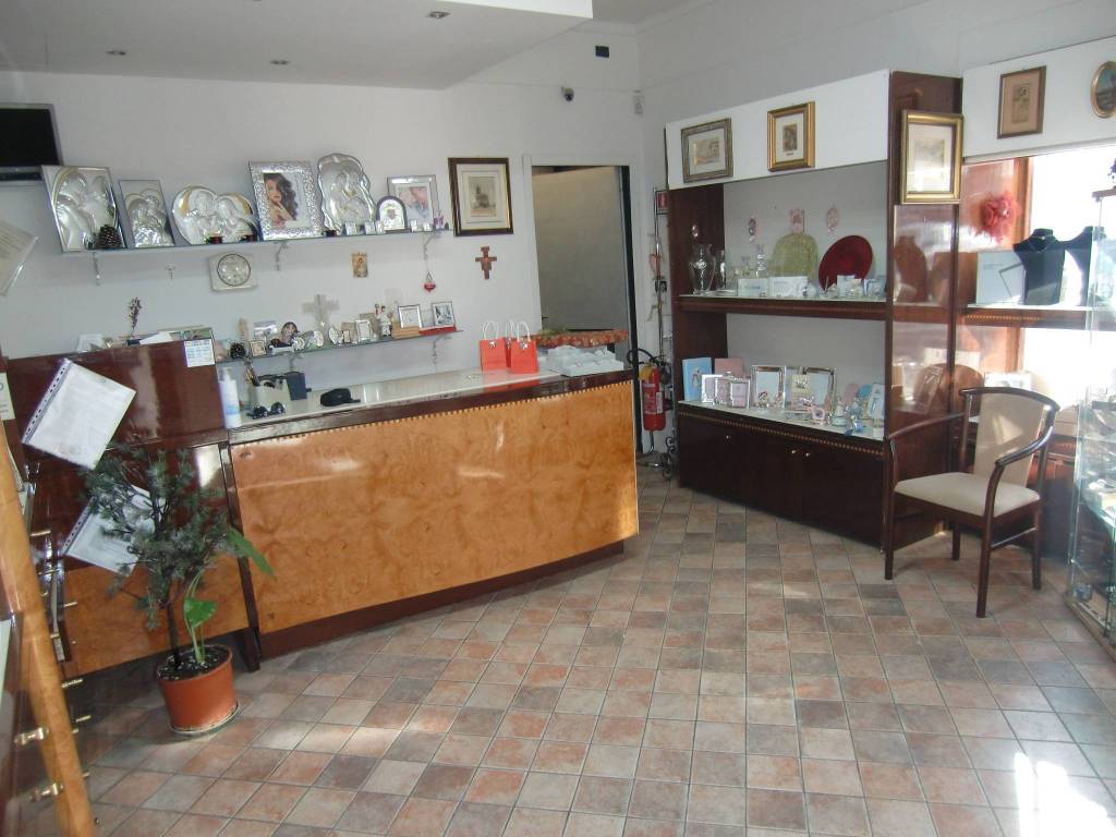 negozio in affitto a Santena