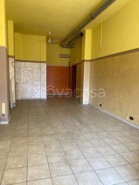 negozio in affitto a Santena