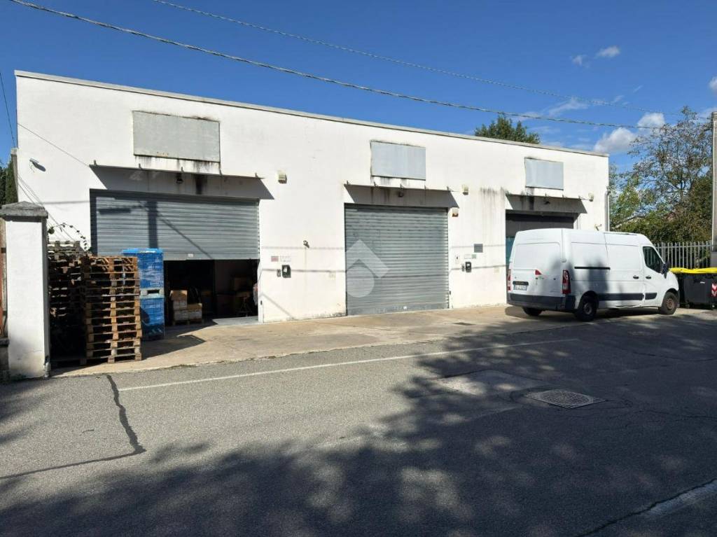 locale commerciale in affitto a Strambino