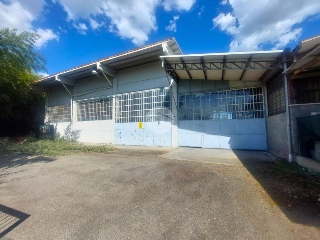 locale commerciale in affitto a Strambino