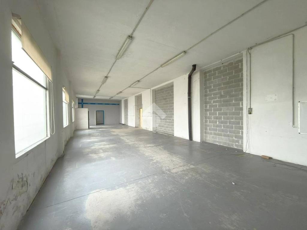 locale commerciale in affitto a Strambino