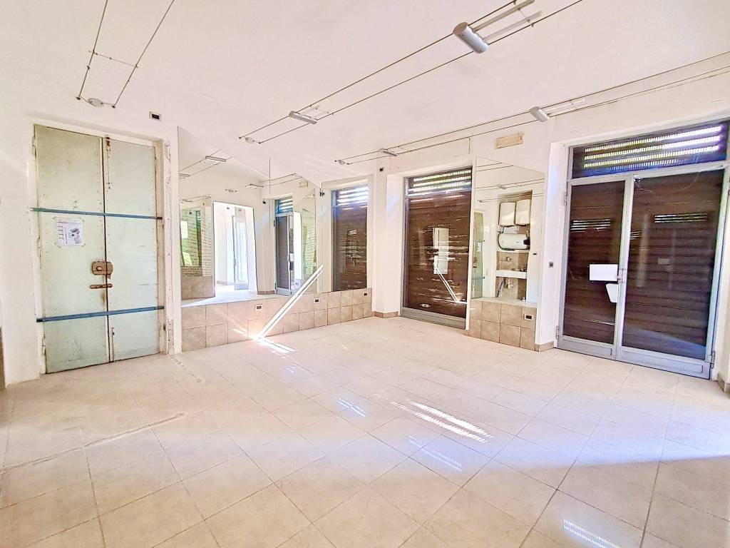 negozio in affitto a Torino in zona Campidoglio