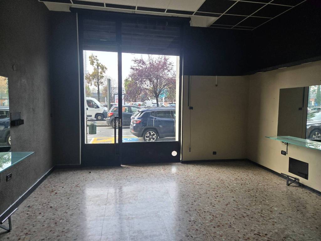 negozio in affitto a Torino in zona Mirafiori Nord