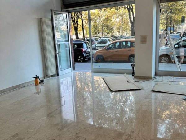 negozio in affitto a Torino in zona Lingotto
