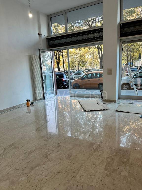 negozio in affitto a Torino in zona Lingotto