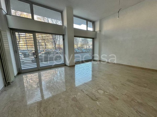 negozio in affitto a Torino in zona Lingotto