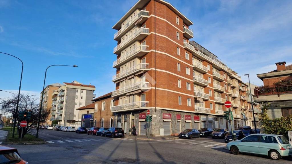 negozio in affitto a Torino in zona Pozzo Strada