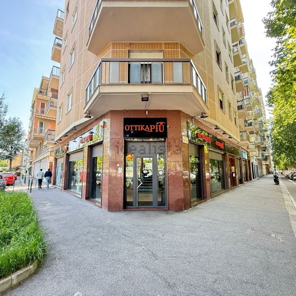 negozio in affitto a Torino in zona Lingotto