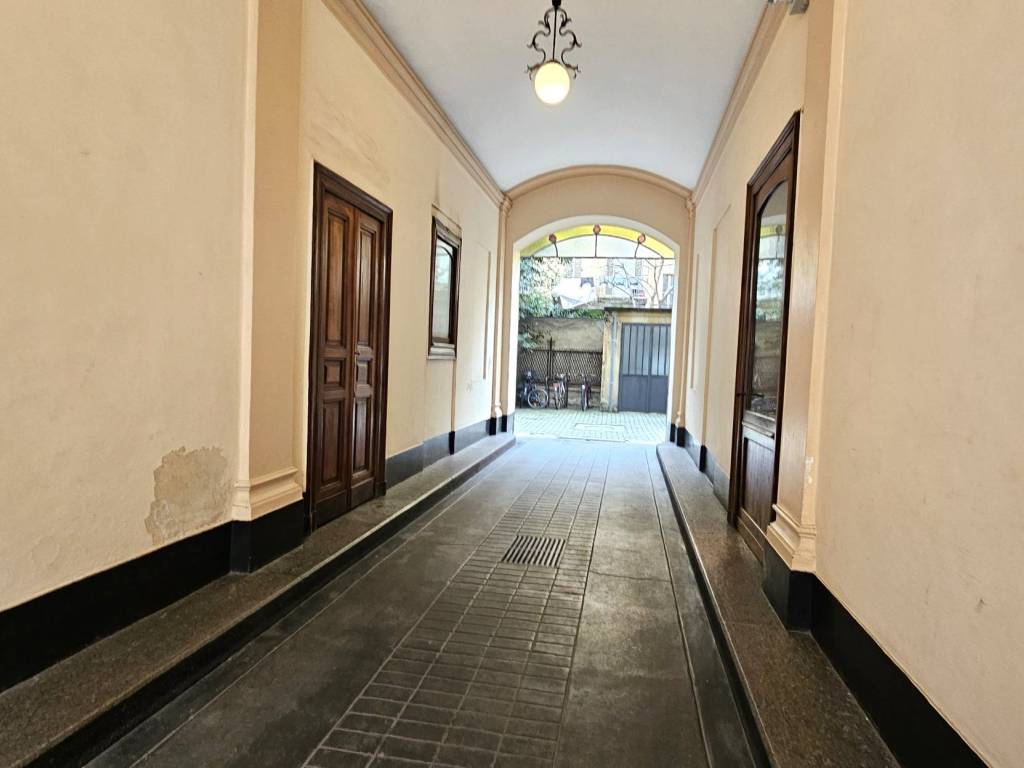 locale commerciale in affitto a Torino in zona Cit Turin