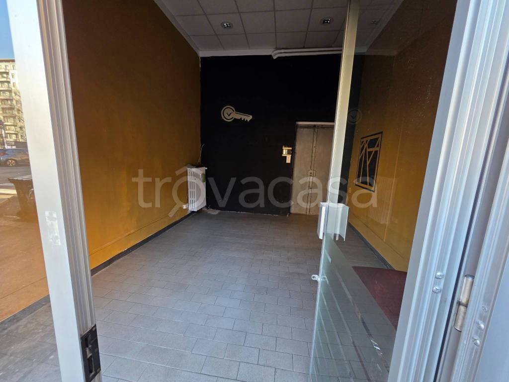 negozio in affitto a Torino in zona Parella