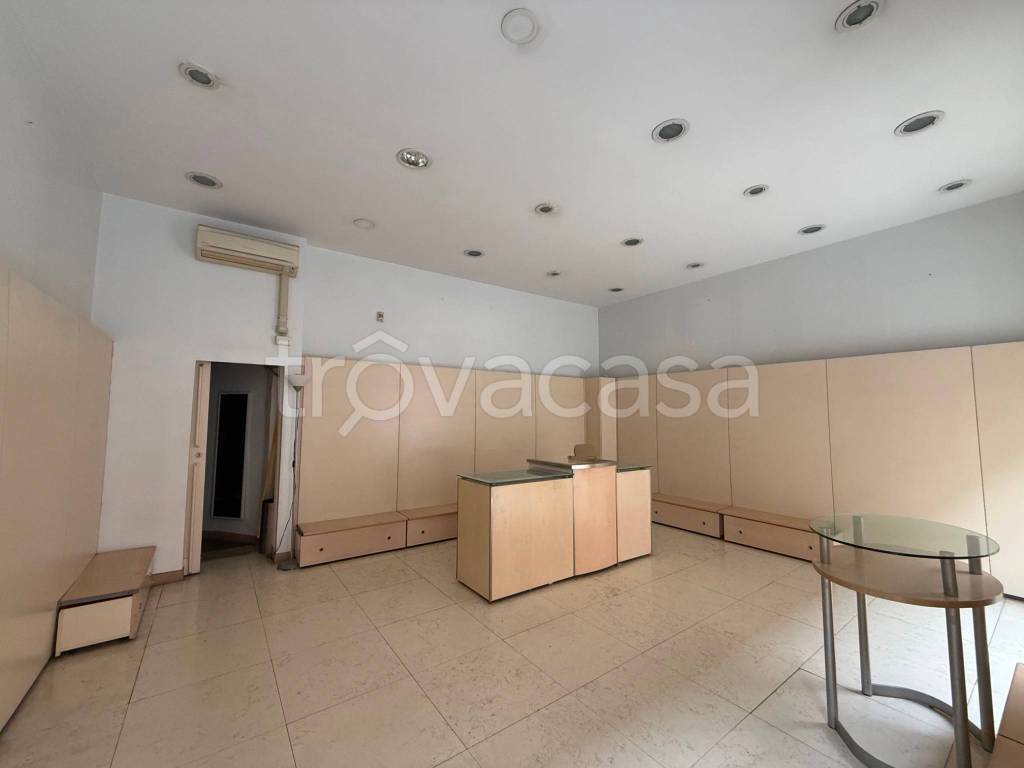 negozio in affitto a Torino in zona Cenisia