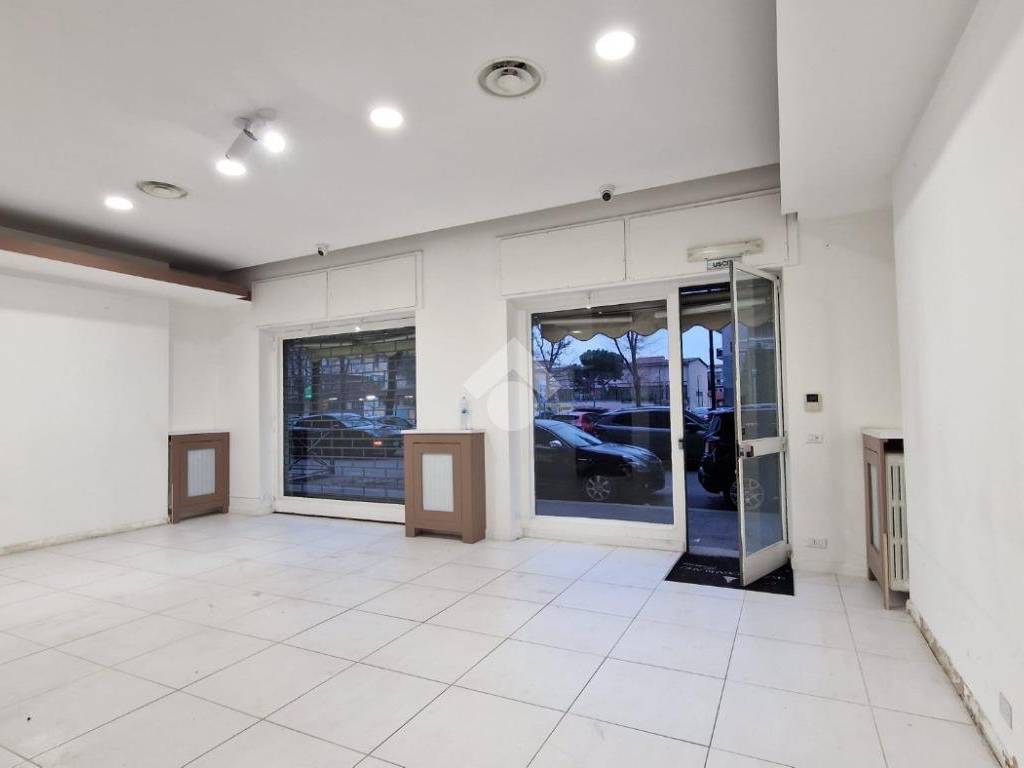 negozio in affitto a Torino in zona Parella