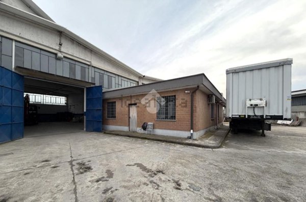 locale commerciale in affitto a Torino in zona Falchera