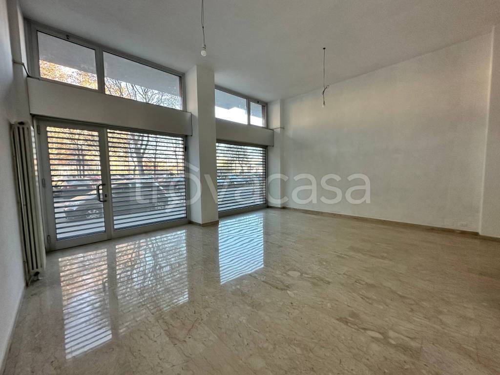 negozio in affitto a Torino in zona Lingotto