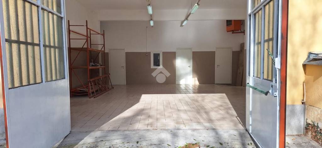 negozio in affitto a Torino in zona Rebaudengo