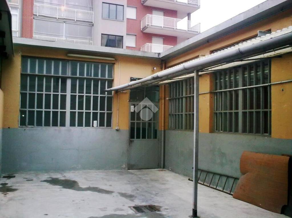negozio in affitto a Torino in zona Pozzo Strada