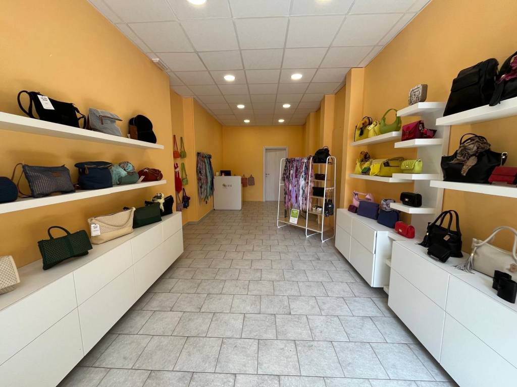 negozio in affitto a Torino in zona Parella
