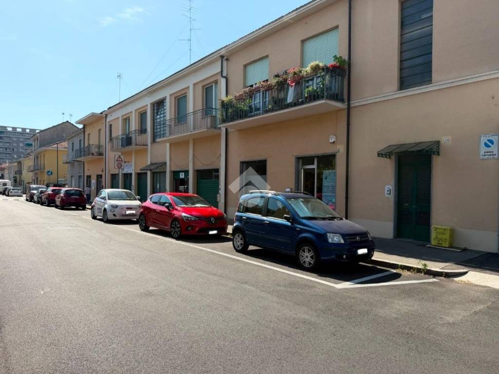 negozio in affitto a Torino in zona Mirafiori Nord