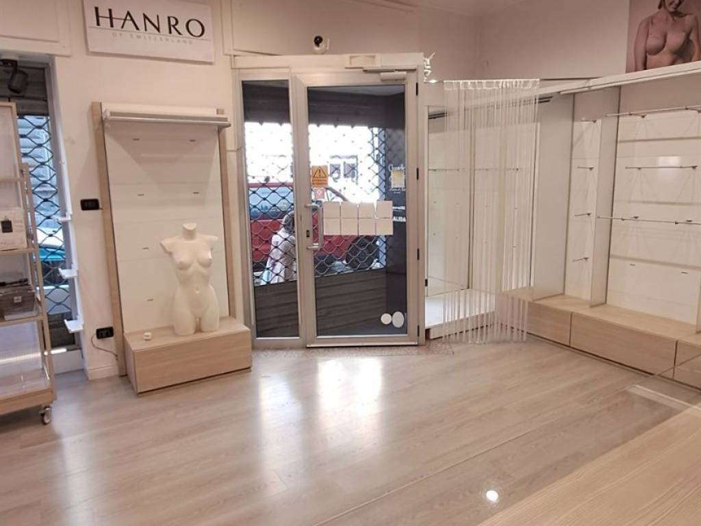 negozio in affitto a Torino in zona San Salvario