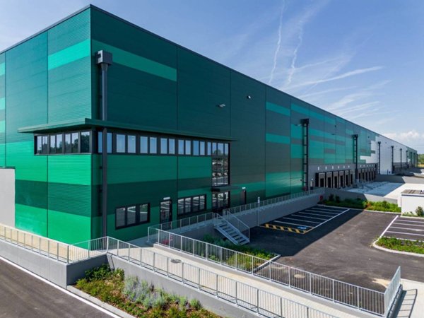 locale commerciale in affitto a Torrazza Piemonte