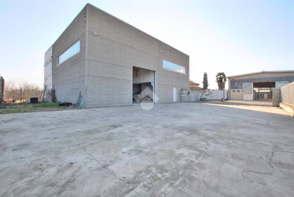 locale commerciale in affitto a Verolengo