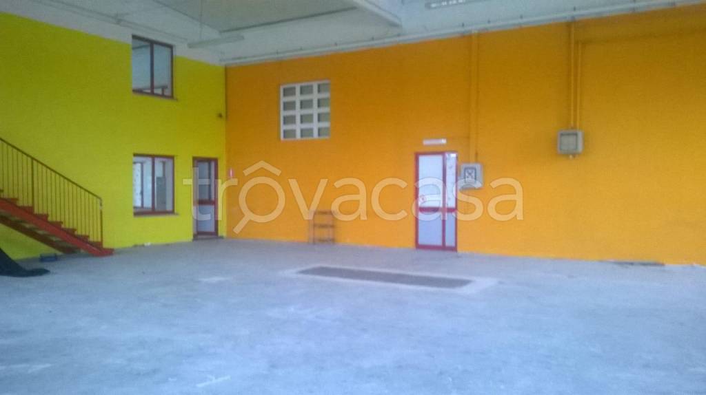 locale commerciale in affitto a Vigone
