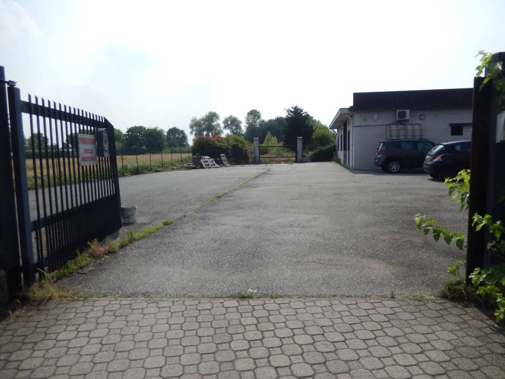 locale commerciale in affitto a Mappano