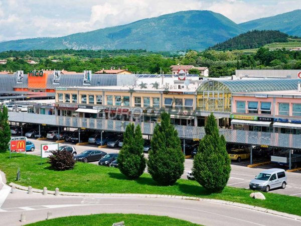 negozio in affitto ad Affi