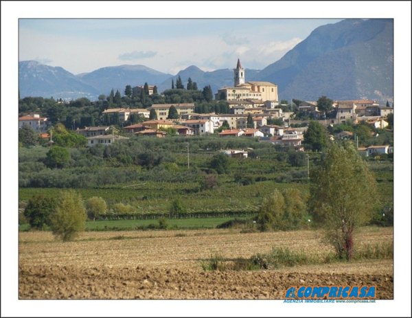 ufficio in affitto a Bardolino in zona Calmasino