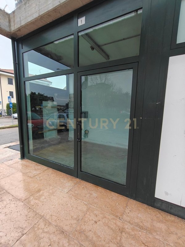 locale commerciale in affitto a Bussolengo