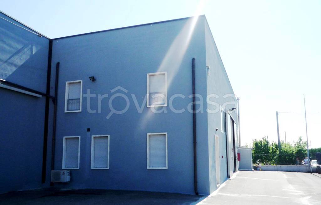 locale commerciale in affitto a Bussolengo