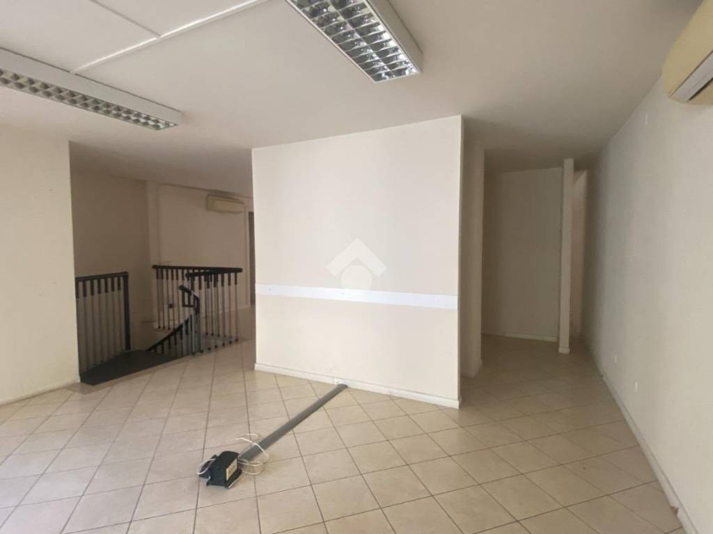 negozio in affitto a Bussolengo in zona San Vito